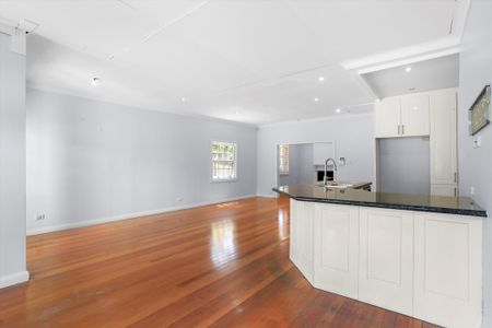 Spacious 3-Bedroom Family Home with Inground Pool - Photo 5