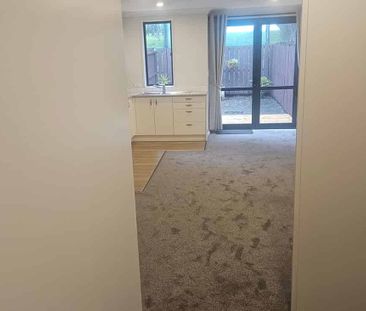 Modern Townhouse in Convenient Mount Wellington - Photo 1