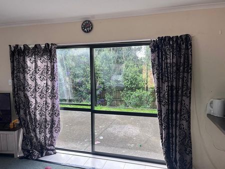 Charming 3BR Flat Bush Haven! - Photo 4