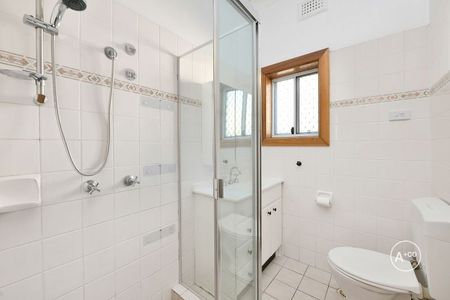 Beautifully Renovated Residence in a Prime Mascot Location - Photo 4