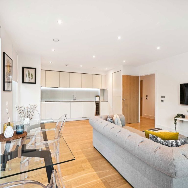 Chiswick High Road, W4 5AG, London - Photo 1