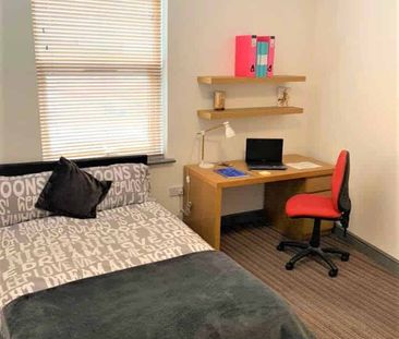 Deluxe Bedroom - Photo 6