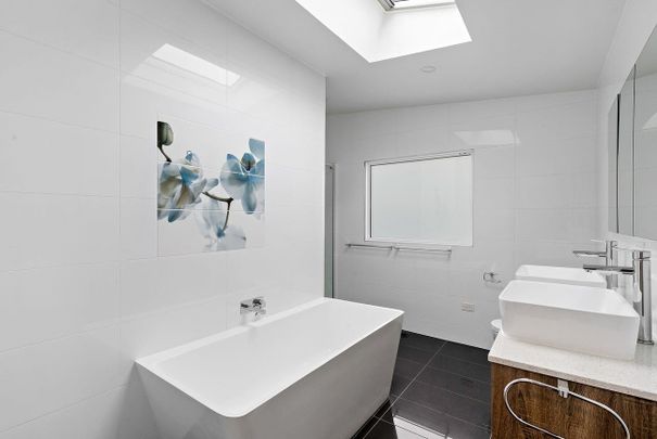 For Lease – Charming Beachside Cottage with Home Office Potential - Photo 1