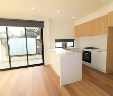 Luxurious Townhouse Living! - Photo 3