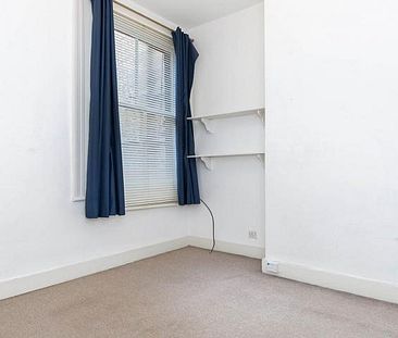 Spacious two bedroom set in a period conversion - Photo 2