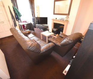 2 bedroom House in Cross Flatts Grove, Leeds - Photo 1