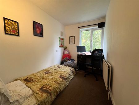 2-Bedroom Flat in Purley – Prime Location - Photo 3