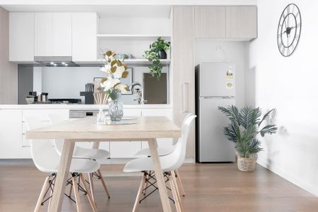 FULLY FURNISHED MODERN & CONVENIENCE 2 BEDROOM IN THE HEART OF MASCOT - Photo 3