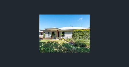 COMFY TWO BEDROOM HOME IN MOUNT WARREN PARK - Photo 2