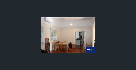 HIGHSET QUEENSLANDER IN EXCELLENT LOCATION - Photo 2