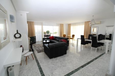4 Bedroom Apartment For Rent in Puerto Banús, Málaga - Photo 3