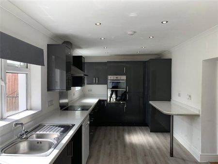 2 bedroom end of terrace house to rent - Photo 2