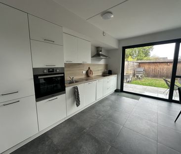 Prima gelijkvloers appartement met tuin en twee staanplaatsen! - Photo 1