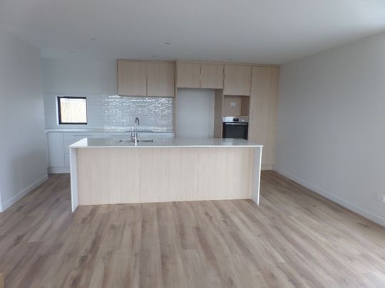 Are you searching for a stylish and comfortable, three bedroom townhouse to call home? Look no further! - Photo 1