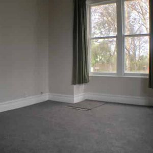 West End - 4 Bedrooms - Photo 2