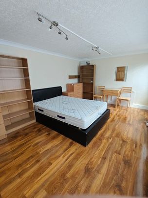 Studio Flat, Leeside Crescent, NW11 - Photo 1