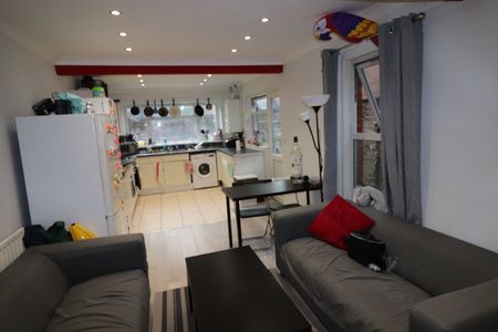 6 Bed Terraced House, Tennyson Road, SO17 - Photo 2