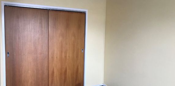 A lovely one bedroom unit on the second floor in a block of units located on a private tree lined cul-de-sac within a walking distance to Hamilton City. - Photo 2