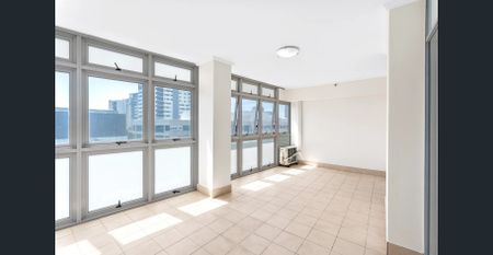 Large Split Level 3 Bedroom Apartment, Convenient Location - Photo 5