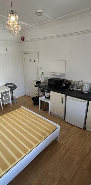 1 bedroom in a flat share to rent - Photo 1