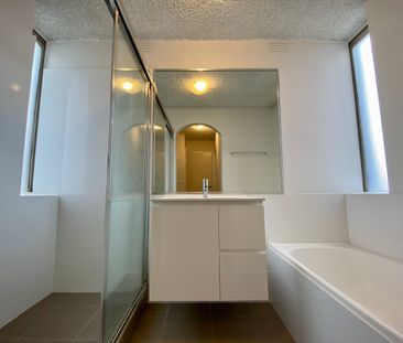 Bright & spacious with panoramic views - Photo 3