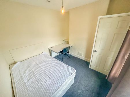1 bedroom in a house share to rent - Photo 2