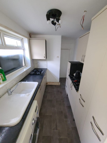 1 bedroom in a house share to rent - Photo 3