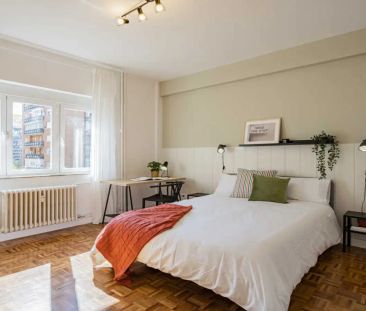 Room in a shared 6-bedroom apartment for rent in Cuatro Caminos - Photo 6