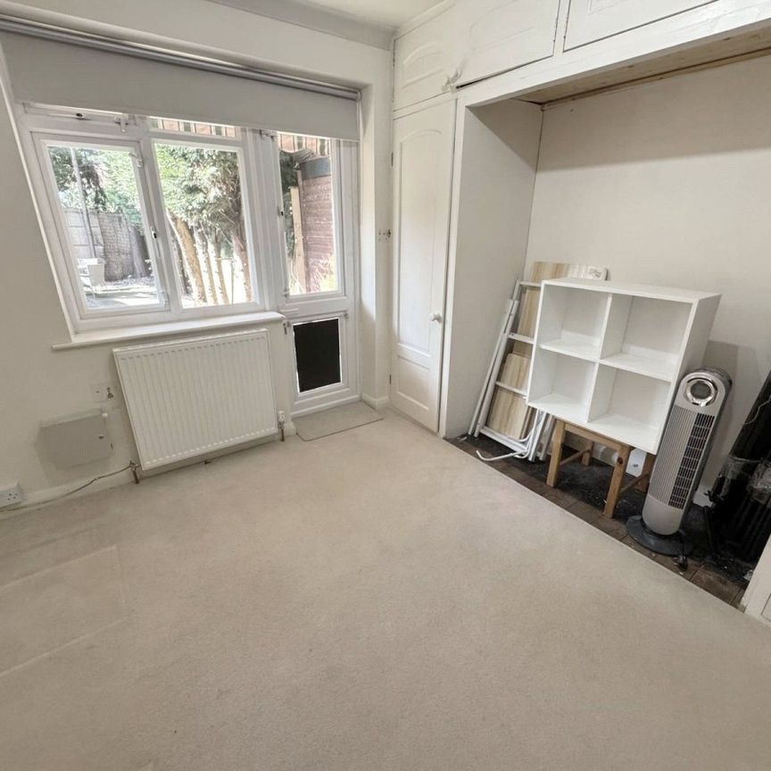 The Fairway, NW7, London - Photo 1