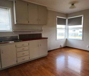 LOCATION LOCATION CLOSE TO MOTORWAY AND SCHOOLS - Photo 4