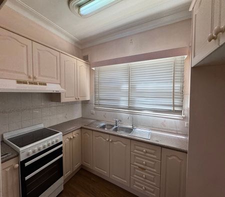 5 Bedroom Family Home in a Prime Location! - Photo 5