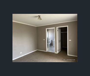 4 BEDROOM HOUSE IN GREAT LOCATION!!! - Photo 2