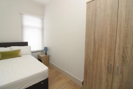 1 bedroom in a house share to rent - Photo 2