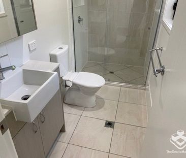 3 BEDROOM TOWNHOUSE - Double Garage, Air Cons, Pets Welcome - Photo 4