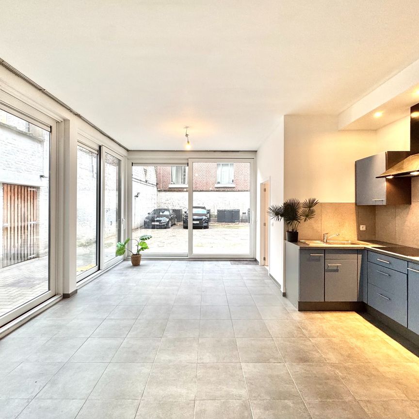 GELIJKVLOERS APPARTEMENT| 2 KAMERS | 1 PARKEERPLAATS | TERRAS - Photo 1