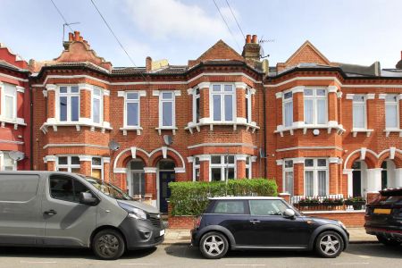 3 bedroom flat in Clapham South - Photo 2