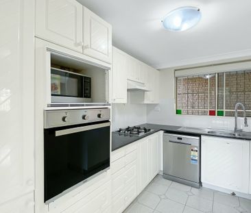 Beautiful 3 Bedroom Townhouse! - Photo 4