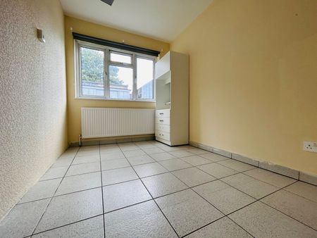 4 Bed Semi-Detached House, Ley Street, IG2 - Photo 2