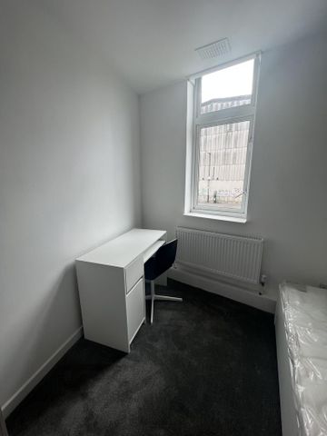 1 bedroom in a flat share to rent - Photo 5