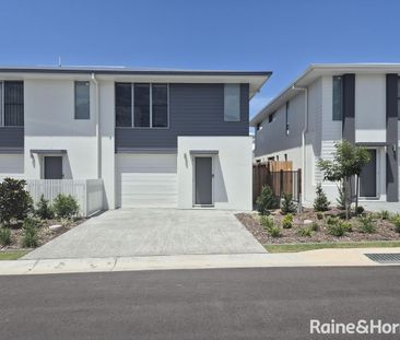 NEAR NEW TOWNHOUSE - 12 MONTHS OLD - Photo 2