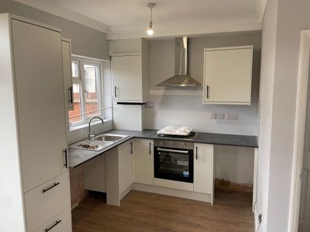 Surbiton, KT6 (Semi-Detached) - Photo 4