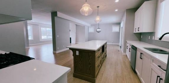 Executive Home on Quarry Rd. - Photo 2