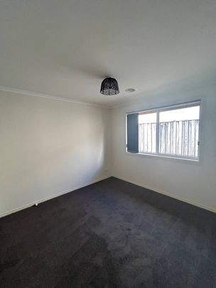 Fresh and clean Four Bedroom Home! Close to schooling, child care, shopping centres, public transport and Monash Freeway. - Photo 1