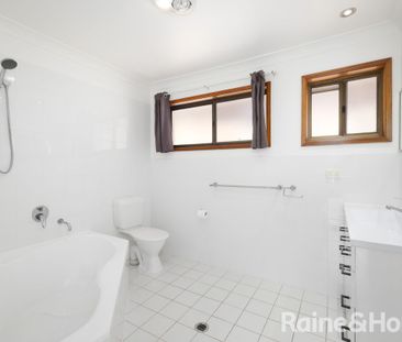 Double storey, 4 bedroom, 2 bathroom house ideal for families - Photo 5