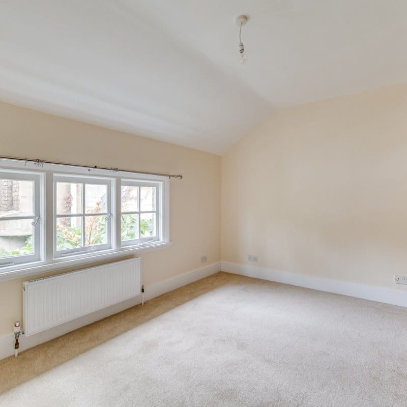 This charming detached three bedroom property is set in an idyllic spot overlooking Kew Green. Bright and spacious with a large garden backing on to the Royal Botanical Gardens. Available now on an unfurnished basis. - Photo 1