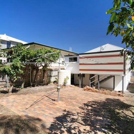 West End Cottage in Unbeatable Location! - Photo 4