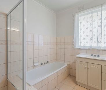 Three-bedroom home perfectly positioned - Photo 5