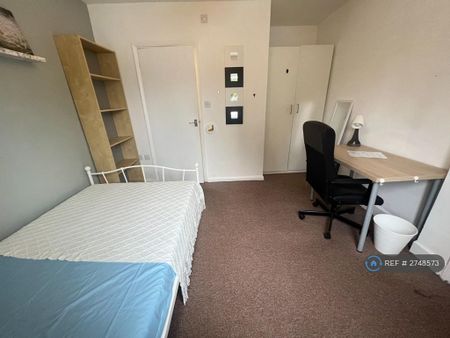 6 bedroom detached house to rent - Photo 5