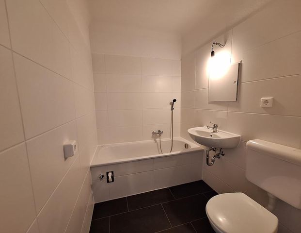 Frisch renoviert // 4 Zimmer mit Wannenbad und Balkon //2 NKM geschenkt*! - Foto 1