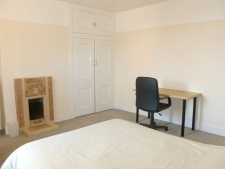 Beautiful 6 bedroom house with 4 spacious double bedrooms in West End! - Photo 4